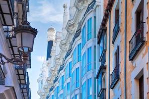 rues étroites de madrid dans le centre-ville historique photo