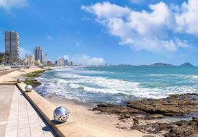 célèbre promenade maritime de mazatlan, el malecon, avec des belvédères sur l'océan, des plages touristiques et des paysages pittoresques. il relie le vieux mazatlan à la zone hôtelière zona hotelera photo