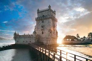 lisbonne, tour de belem au coucher du soleil sur la rive du tage photo