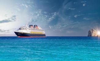 mexique, cabo san lucas, los cabos, bateau de croisière de vacances amarré près de la plage d'el medano et destination touristique pittoresque de l'arc de cabo san lucas, el arco photo