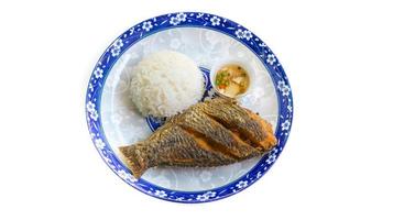 poisson tilapia frit servi avec riz au jasmin et sauce de poisson au piment thaï, phrik nam pla. photo