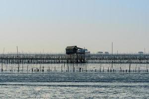 cabane de pêcheur au milieu de la mer photo