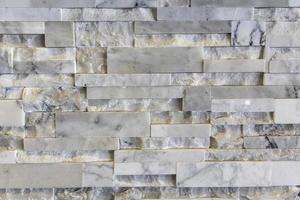 le mur de pierre est découpé à partir de petites dalles pour former un mur de pierre grise,horizontal,matériaux de décoration intérieure photo