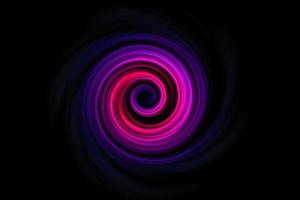 fumée abstraite en spirale rouge violet avec brouillard bleu sur fond de ciel noir photo