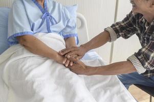 homme âgé visitant une patiente âgée à l'hôpital, soins de santé et concept médical photo