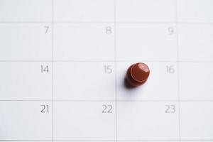 dentelle de broche rouge au calendrier blanc avec espace de copie pour le concept de plan de rendez-vous. photo