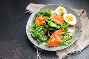 salade de saumon feuilles vertes fraîches laitue aux oeufs repas sain nourriture