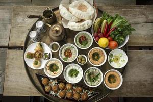 meze mixte du moyen-orient partageant un plateau de nourriture dans un restaurant turc photo