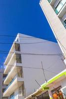 appartements typiques de bâtiments de paysage urbain de rue de playa del carmen mexique. photo