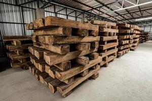 le groupe de palettes en bois dans l'usine. palette est un nom chargé, mais il s'agit principalement d'une dalle ou d'un cadre en bois utilisé pour transporter des objets. le type de palette le plus courant est celui utilisé pour déplacer les marchandises. photo