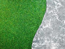 texture de surface du plancher de la passerelle en béton à côté du gazon artificiel en plastique de la pelouse photo