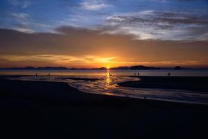 beau coucher de soleil sur la plage de tupkaek photo