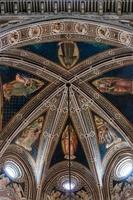 florence, toscane, italie, 2019. vue intérieure du plafond de l'église santa croce photo