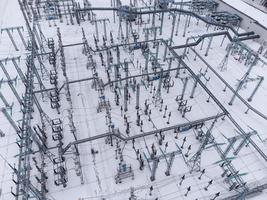 vue aérienne d'une sous-station électrique haute tension en hiver. photo