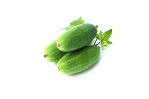 fruit et feuille de courge de lierre ou coccinia grandis sur fond blanc. photo