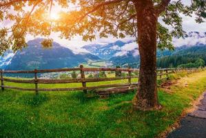 magnifique coucher de soleil dans les montagnes photo