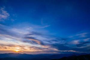 ciel coloré avec fond de soleil photo