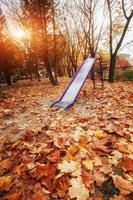 aire de jeux colorée près de la maternelle photo