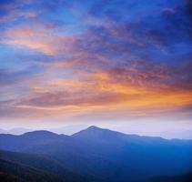 couleur bleue des montagnes au coucher du soleil photo