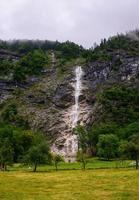 énorme cascade de montagne photo