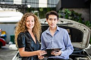 portrait d'un agent de vendeur de voitures détenant un document d'accord et d'une cliente concluant un accord d'achat d'un nouveau véhicule. salle d'exposition automobile ou location de voiture. photo