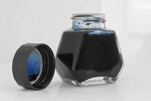 pot en verre d'encre bleue photo