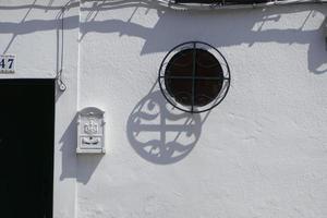 Grille de fenêtre ombre sur un mur blanc photo