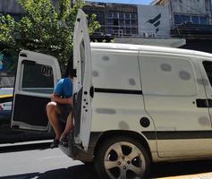 ville de buenos aires, argentine. 14 février 2022. homme assis à l'arrière d'une camionnette photo