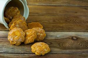 Biscuits faits maison sur fond de bois rustique photo