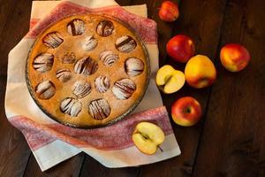 tarte aux pommes sur fond sombre photo