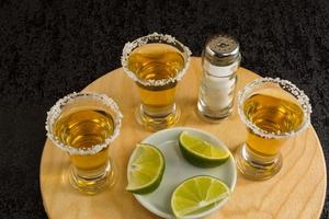 trois shots de tequila dorée photo