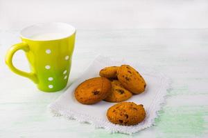 tasse de lait et biscuits sur plaque blanche photo