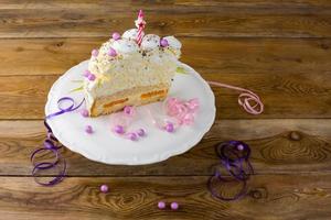 Gâteau d'anniversaire meringue sur cake stand photo