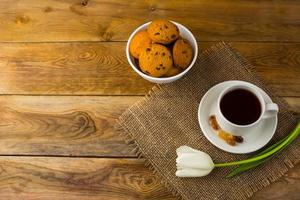 tasse à thé et biscuits sur un sac, vue de dessus photo