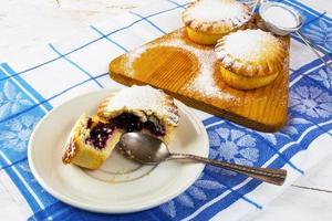 tarte sucrée sur la planche à découper photo