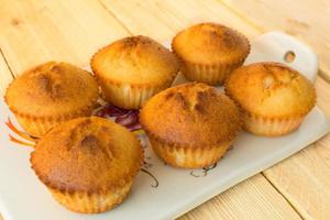 muffins sur une porcelaine blanche photo