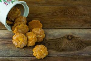 Biscuits faits maison dans un bocal sur fond rustique photo