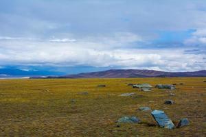 paysage de steppe avec grosse pierre photo