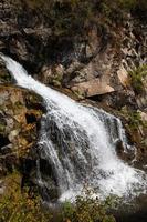 belle cascade dans les montagnes photo