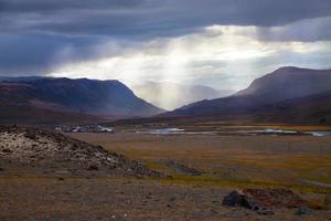 paysage de prairie de steppe avec des rayons de soleil photo