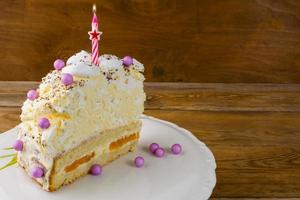 gâteau de fond d'anniversaire avec des bougies allumées photo