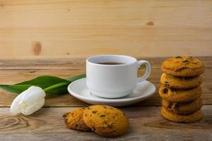 pile de biscuits faits maison et tasse de thé photo