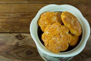 Cookies dans un bocal sur fond de bois rustique photo