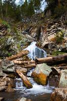 belle cascade dans les rochers photo