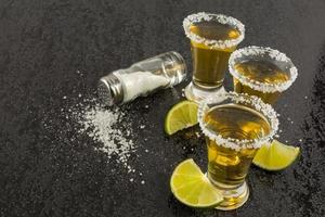 coups de tequila au citron vert et sel photo