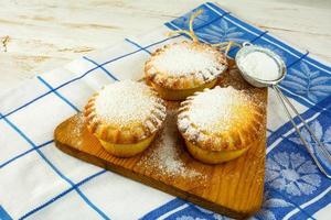 petites tartes à la confiture et tamis de cuisson photo