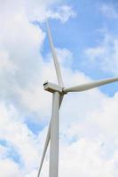 éoliennes avec les nuages et le ciel photo