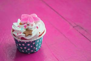 Cupcakes savoureux avec de la crème au beurre, sur fond de bois de couleur photo