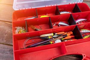 boîte rouge avec du matériel de pêche en gros plan photo