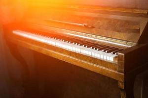 vieilles touches de piano à la lumière. photo